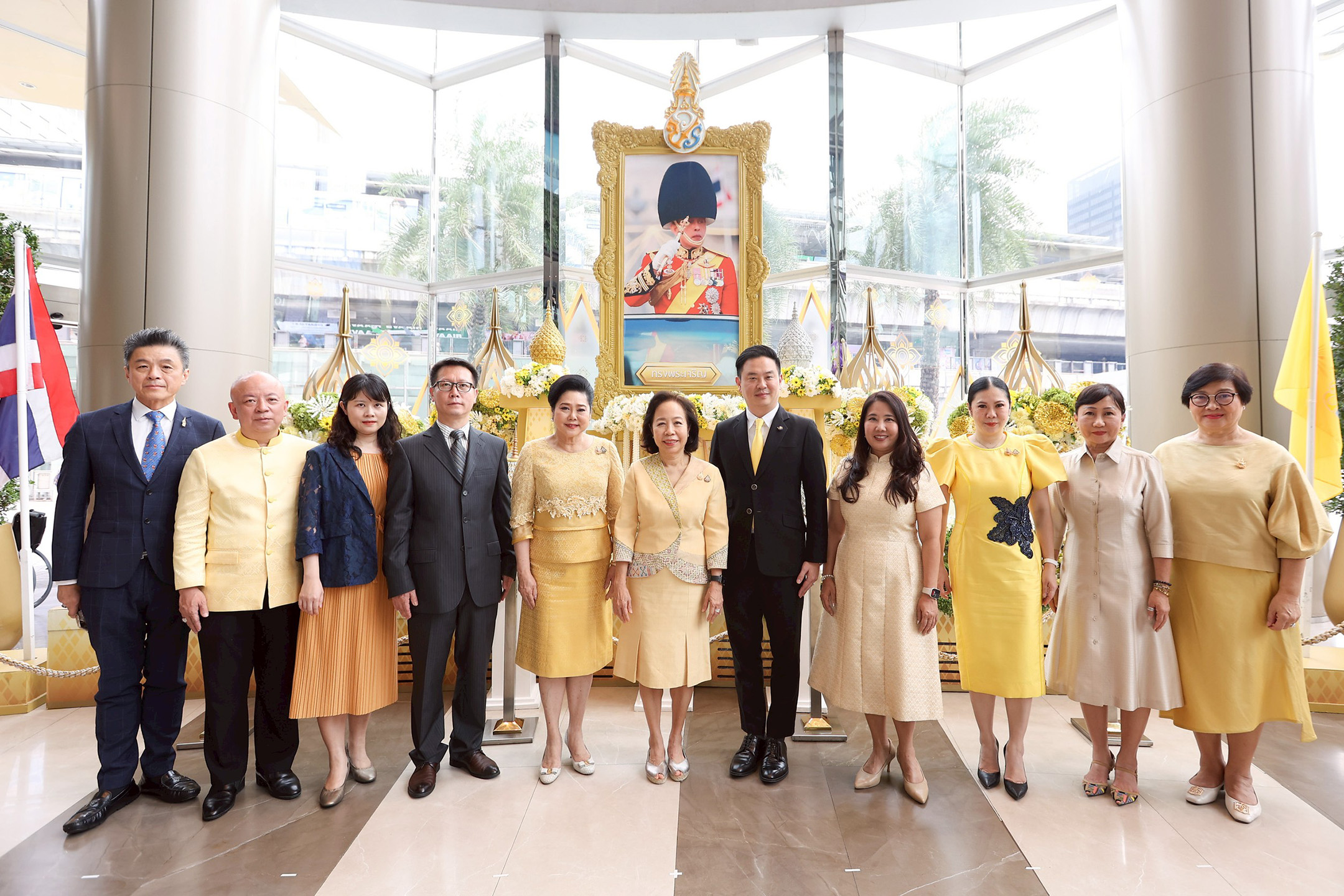 ทั่วหล้า เทิดไท้ ถวายใจสดุดี